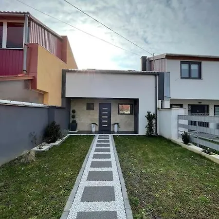 Csaladi Feszek *